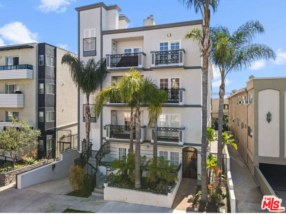 Property Photo:  11826 Dorothy St  CA 90049 