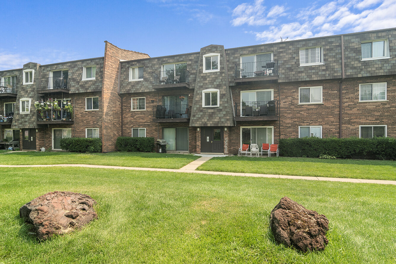 Property Photo: 9390 Bay Colony Drive 3N IL 60016