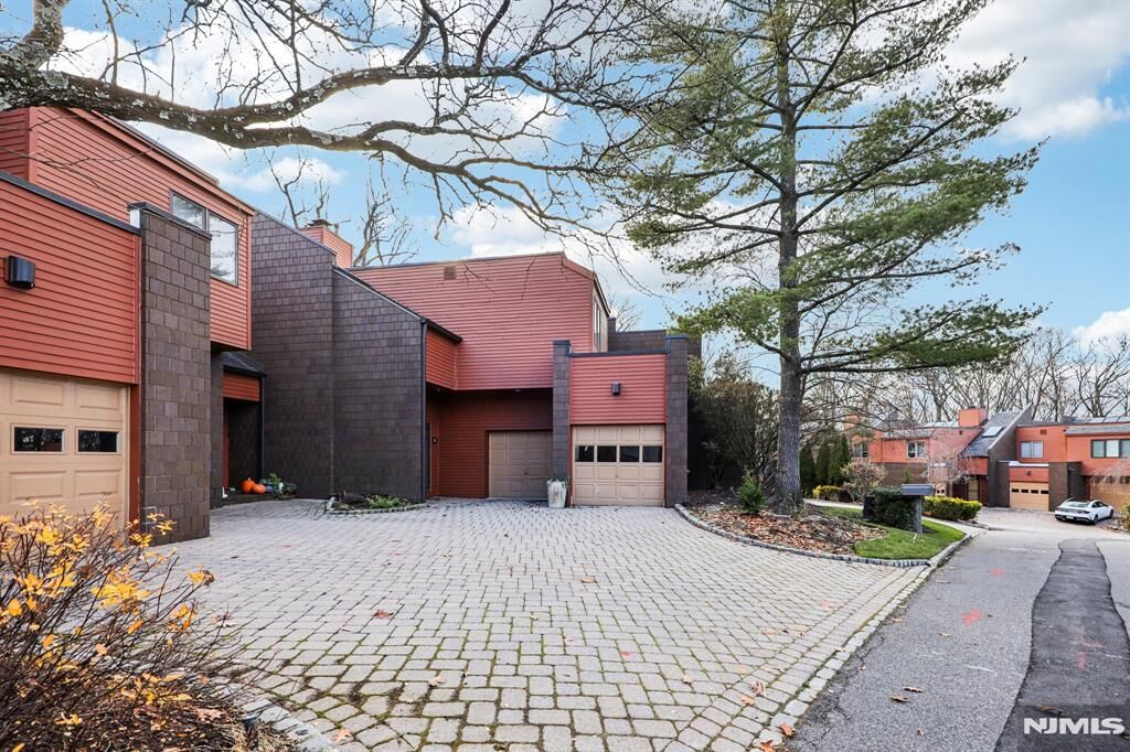 Property Photo:  6 Old Quarry Road 4  NJ 07631 