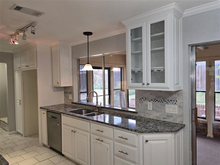 Property Photo:  2822 Oak Forest Drive  TX 76051 