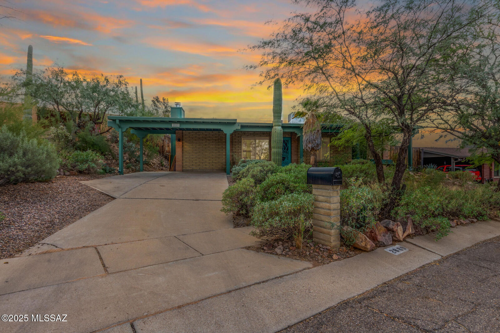 Property Photo:  2889 W Desert Crest Drive  AZ 85713 