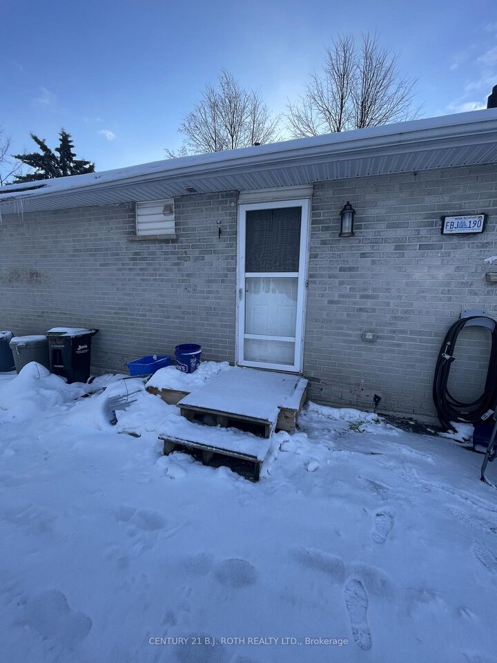 Property Photo: 8 Daphne Crescent ON L4M 2Y8