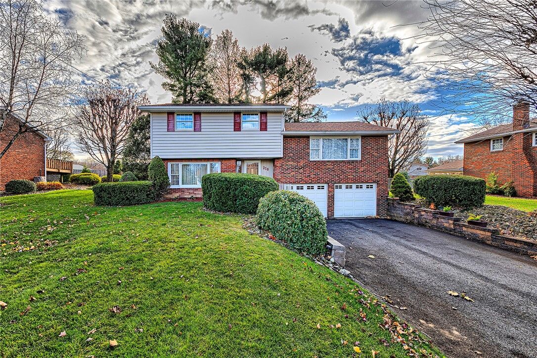 Property Photo: 216 Roxbury Drive PA 15601