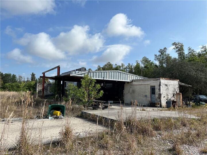 Property Photo: 1607 Auto Ranch Rd FL 34114