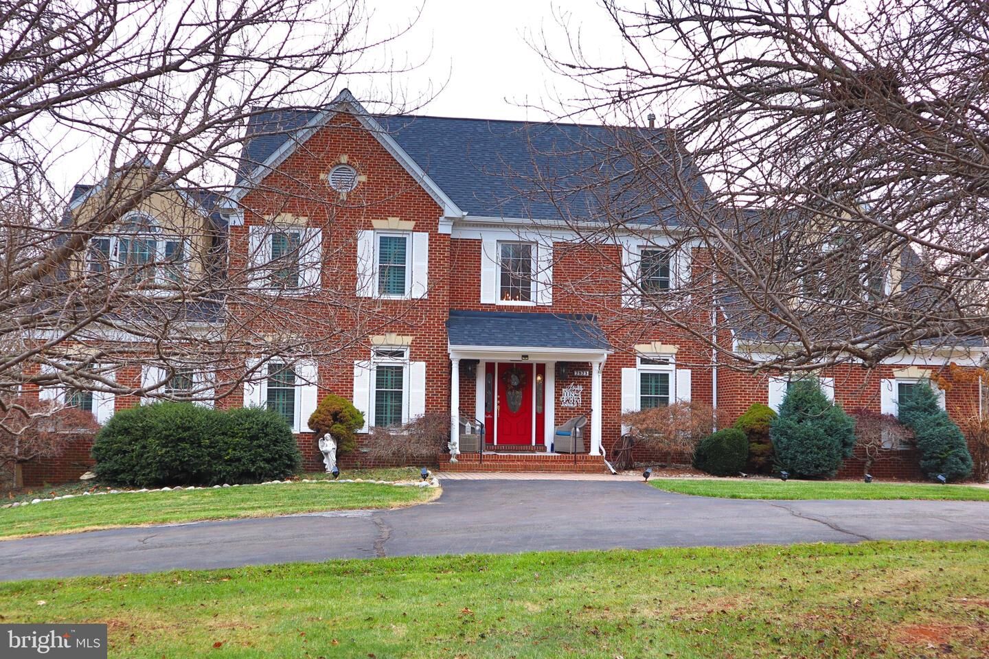 Property Photo: 7573 Fusilier Drive VA 20186