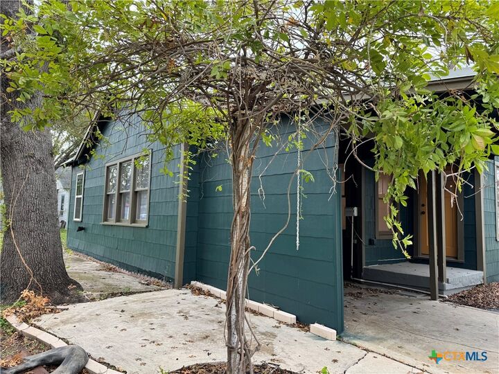 Property Photo:  530 E Weinert Street  TX 78155 