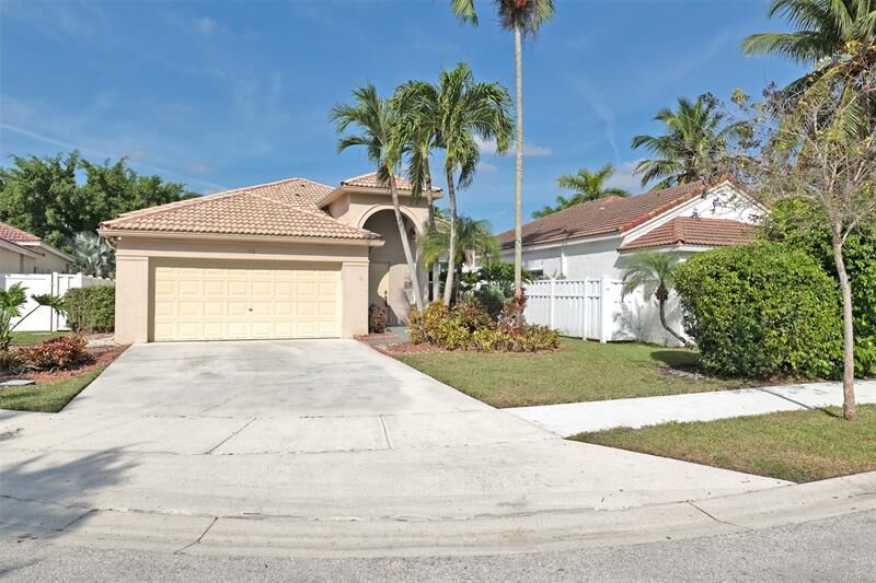 Property Photo: 716 Juniper Ln FL 33327