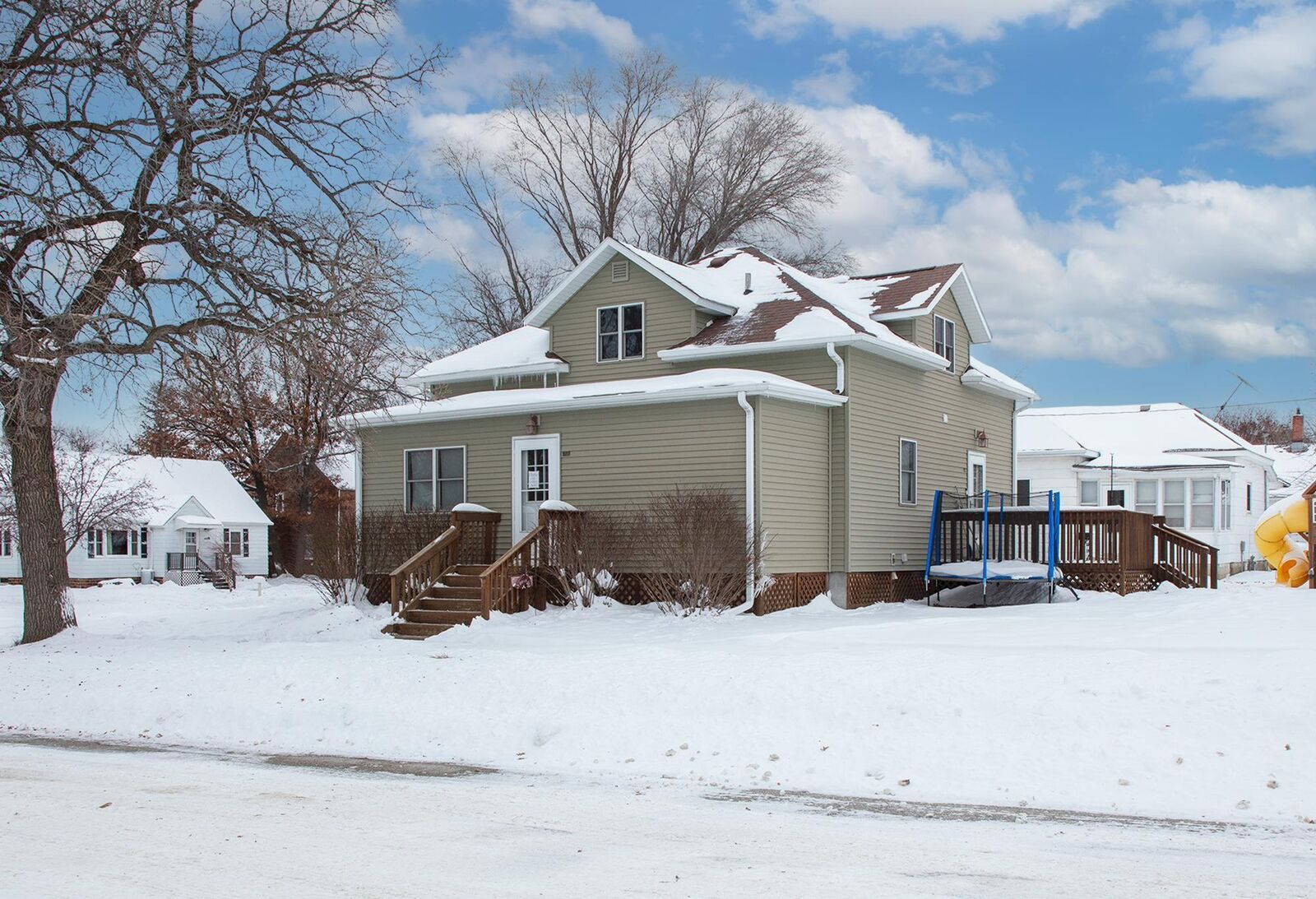 Property Photo:  520 3rd St  IA 50602 