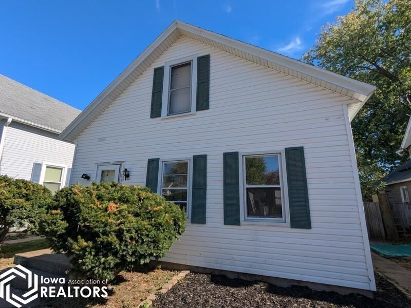 Property Photo:  1320 S 10th Street  IA 52601 