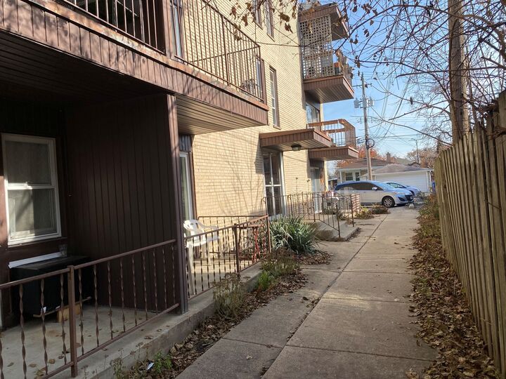 Property Photo: 5815 N Spaulding Avenue 2C IL 60659
