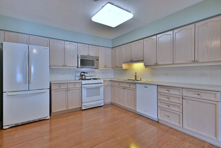 Property Photo: 7091 W Touhy Avenue 209 IL 60714