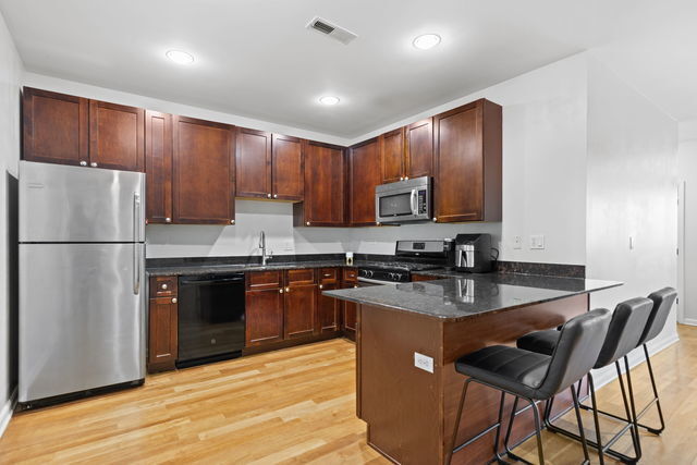 Property Photo: 5300 N Lincoln Avenue 4E IL 60625