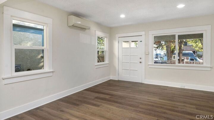 Property Photo:  911 W 40th  CA 90037 