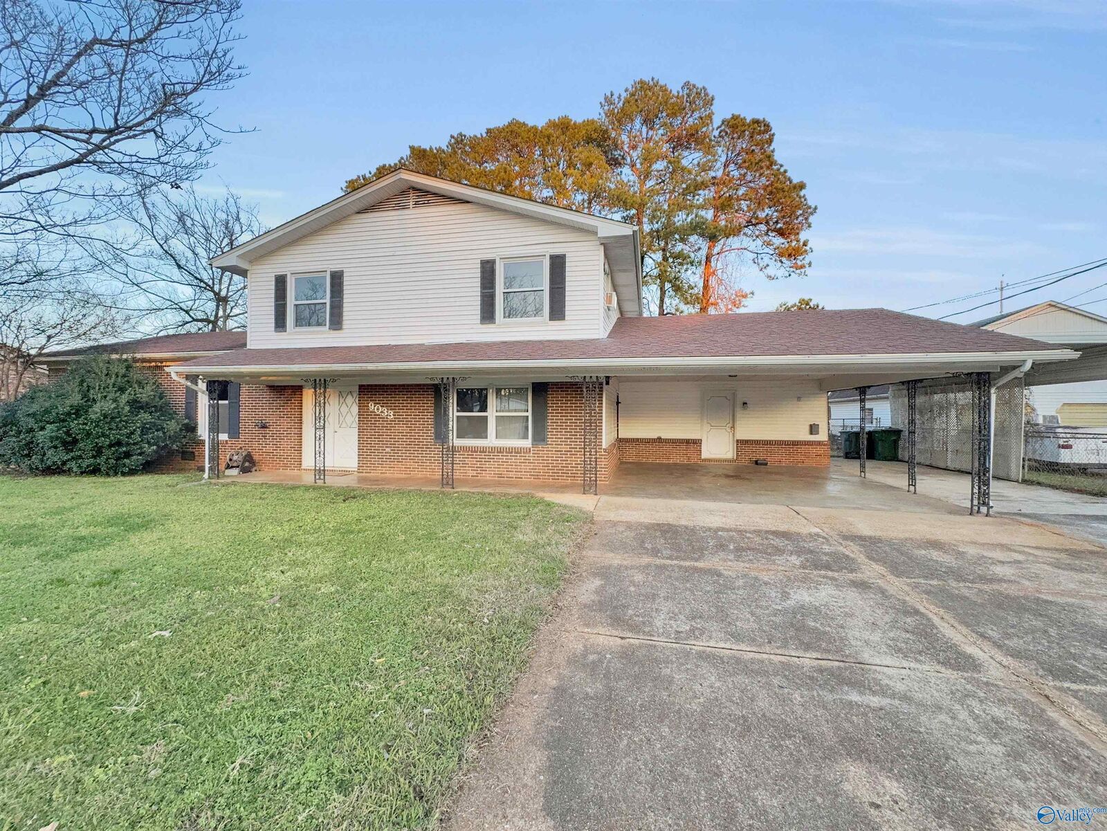 Property Photo: 9033 Craigmont Road SW AL 35802