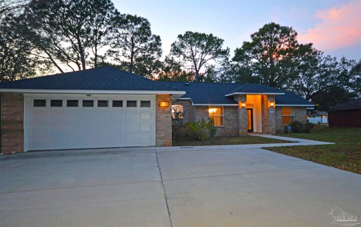 Property Photo: 521 Long Lake Dr FL 32506