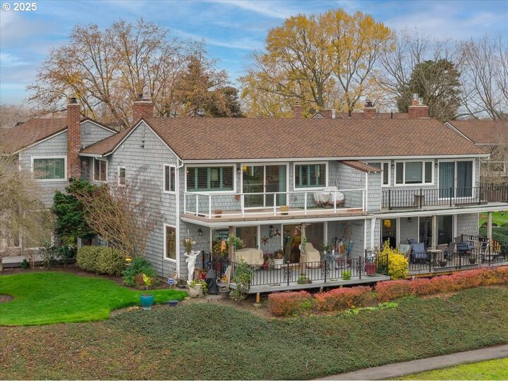 Property Photo: 615 N Tomahawk Island Dr OR 97217