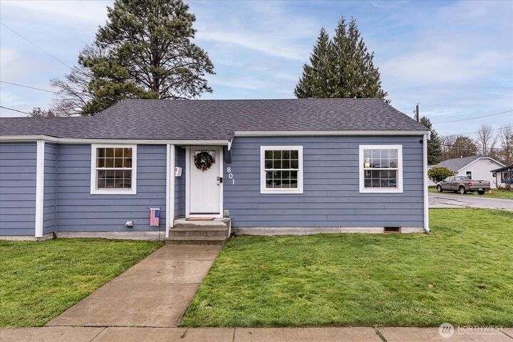 Property Photo:  801  Lincoln St.  WA 98273 