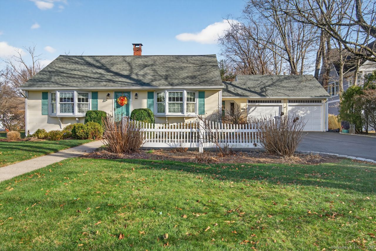 Property Photo:  141 State Street  CT 06437 