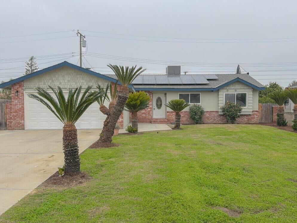Property Photo: 1400 W Oakland Avenue CA 93274