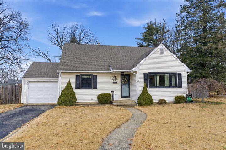 8 Samantha Lane  Hamilton NJ 08619 photo