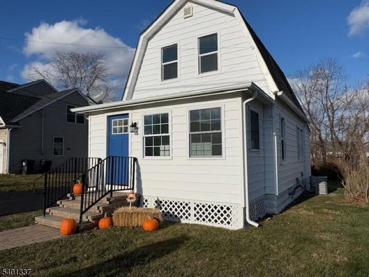 Property Photo:  4 Whitehouse Ave  NJ 08889 