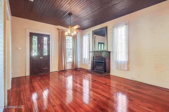 Property Photo:  701 Commerce Street  MS 39507 