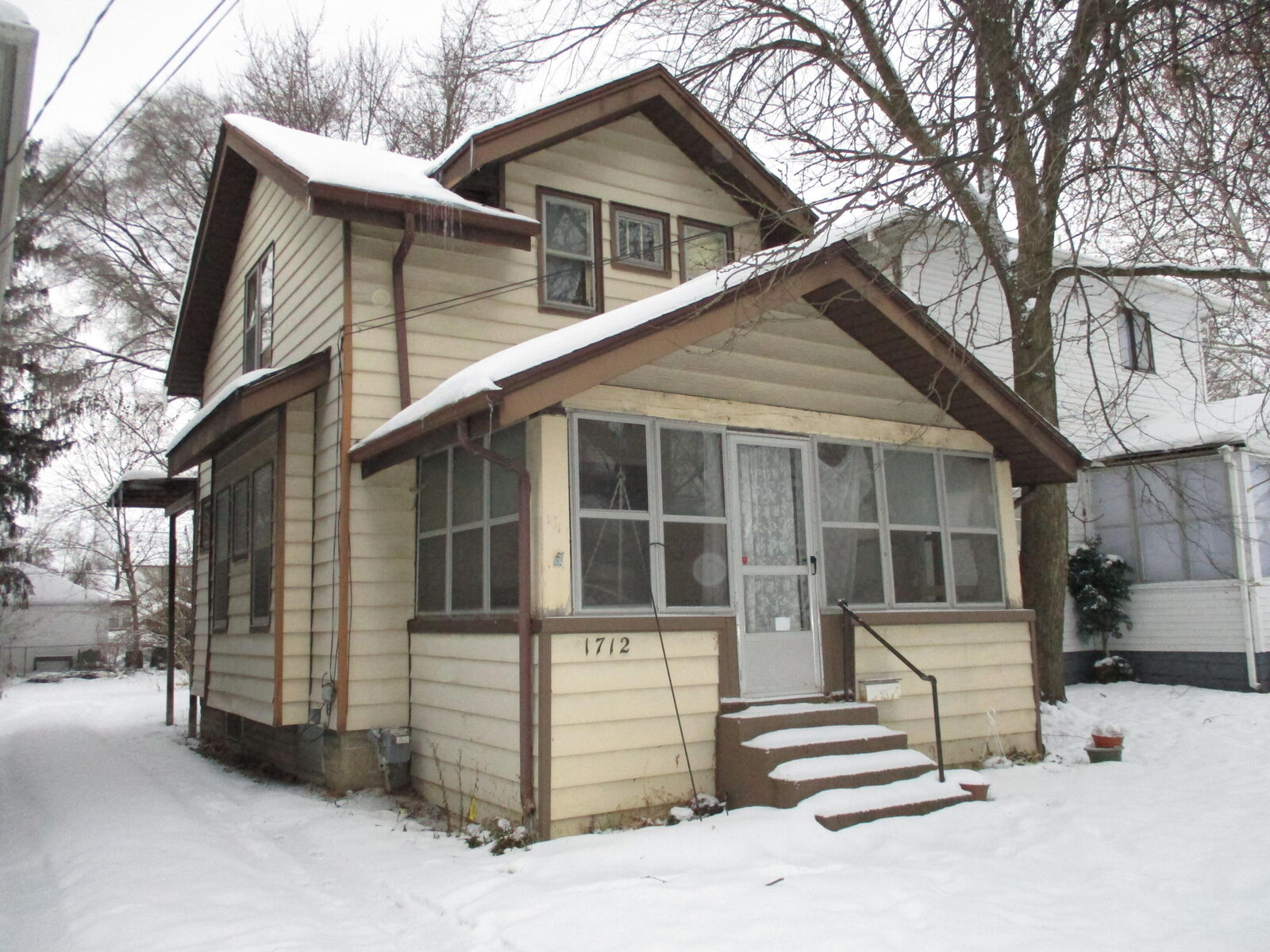 Property Photo: 1712 E Ganson Street MI 49202