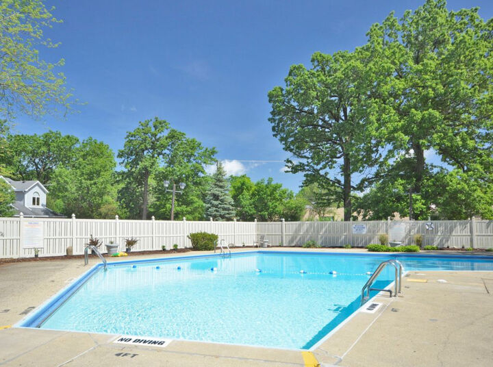 Property Photo: 190 S Wood Dale Road 611 IL 60191