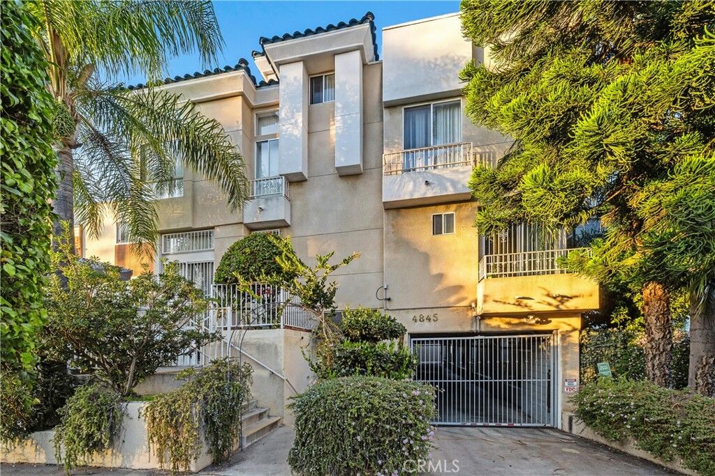 Property Photo:  4845 Elmwood C  CA 90004 