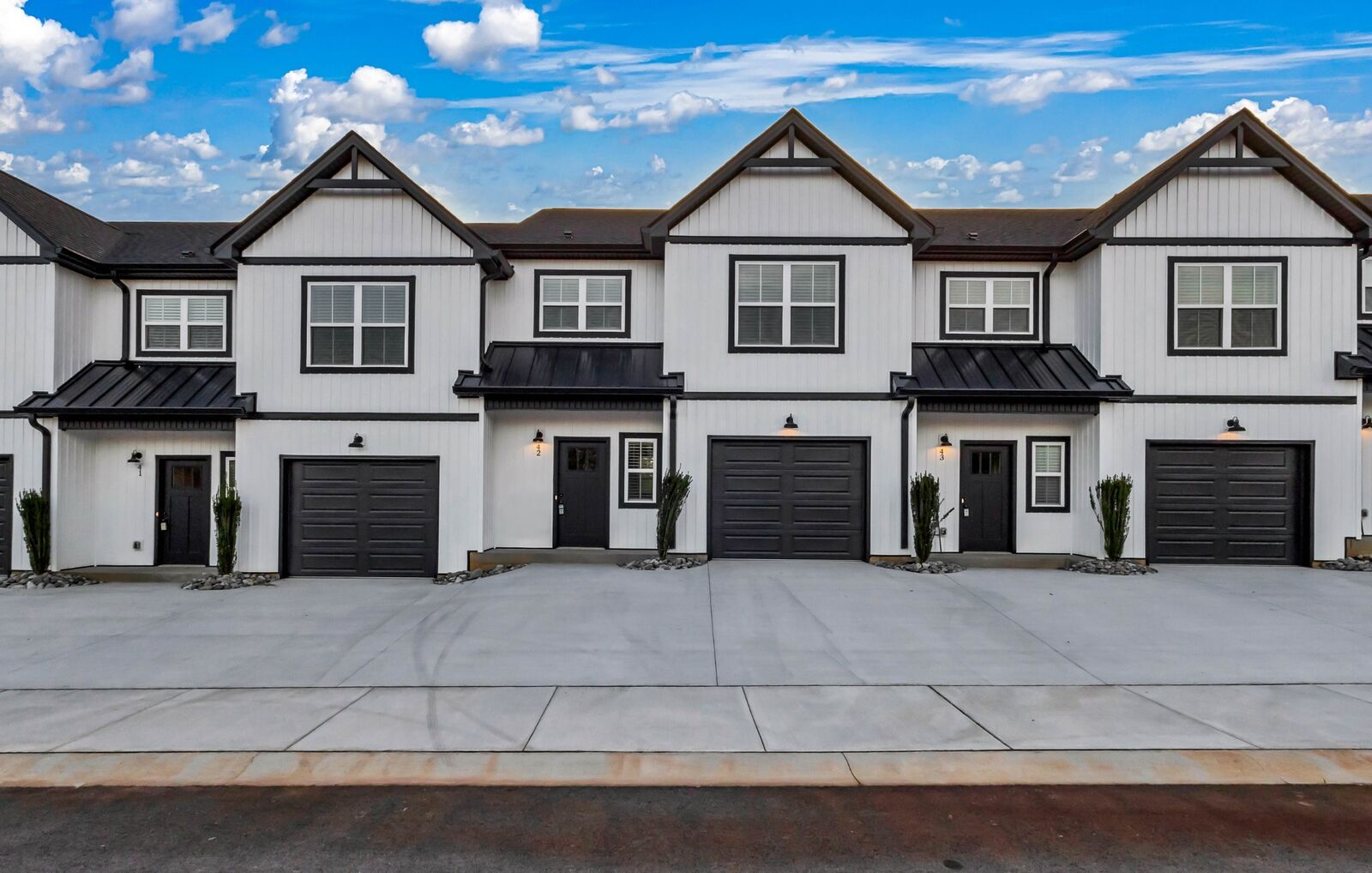 Property Photo: 166 Sango Dr Bldg 6 48 TN 37043