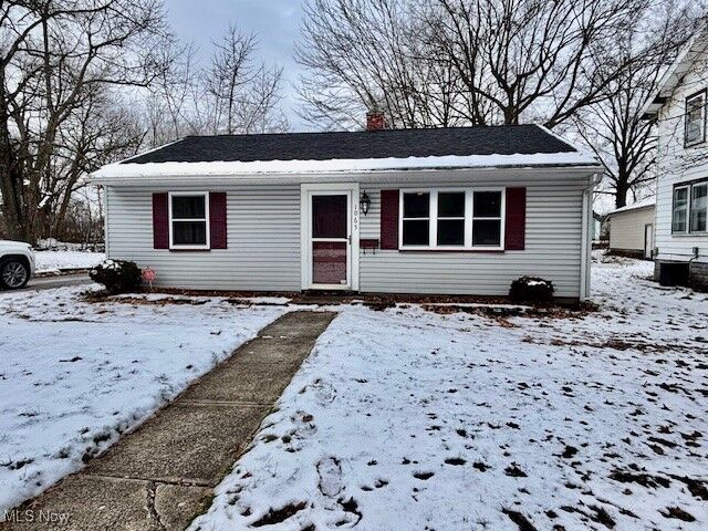 Property Photo: 1065 Hartman Avenue NW OH 44485