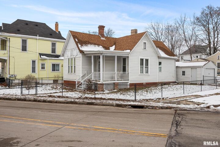 Property Photo: 907 NE Glen Oak Avenue IL 61603