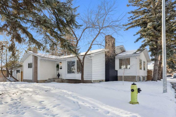 Property Photo:  3731 45 Street SW  AB T3E 3V5 