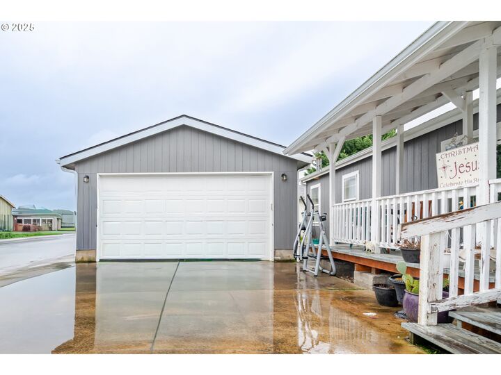 Property Photo: 610 Vaughan Ln 11 OR 97355