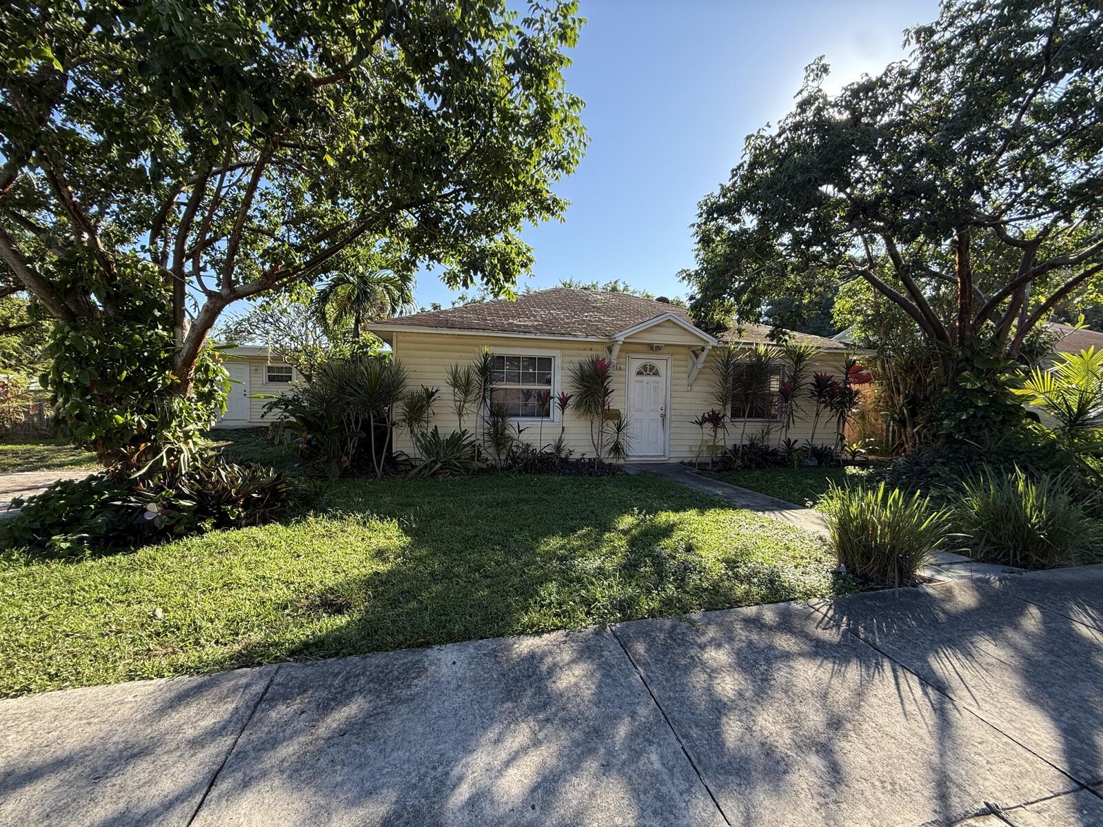 Property Photo:  716 S Pine Street  FL 33460 