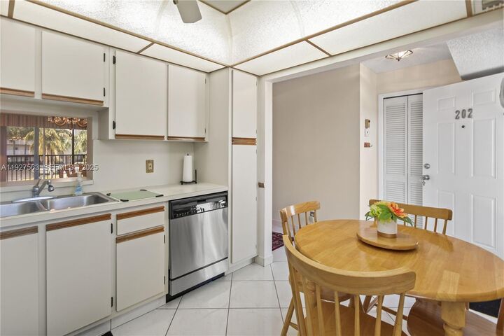 Property Photo: 190 SE 5th Ave 202 FL 33004