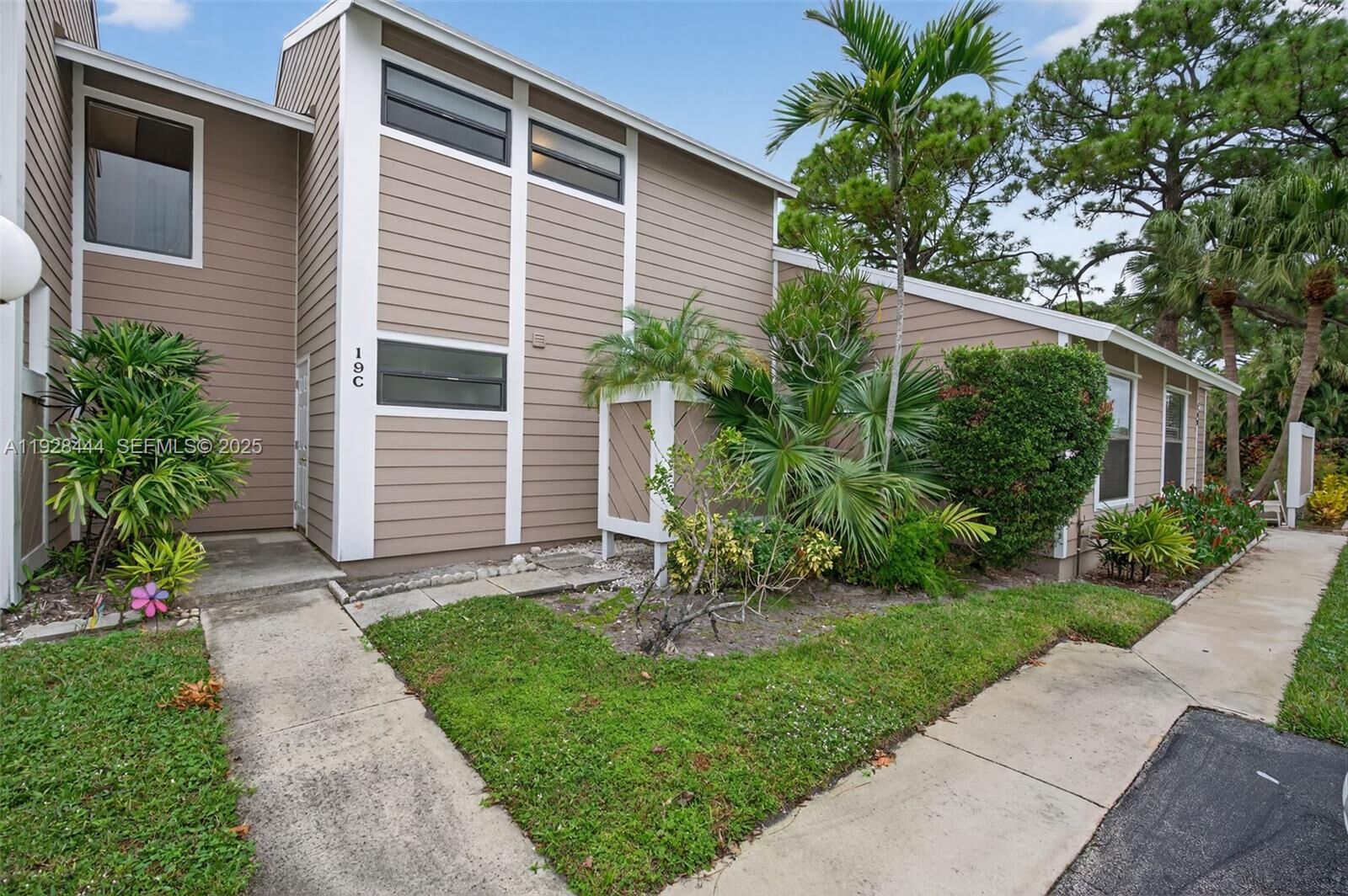 Property Photo: 707 Stonewood Ct 19C FL 33458