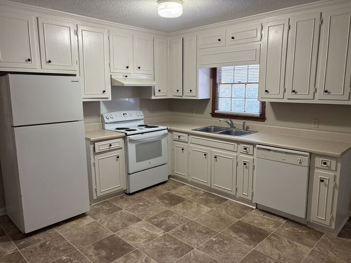 Property Photo: 2604-B Pointe North Blvd GA 31721