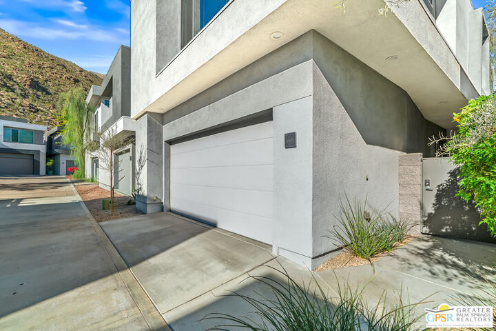 Property Photo: 332 Goleta Way CA 92264