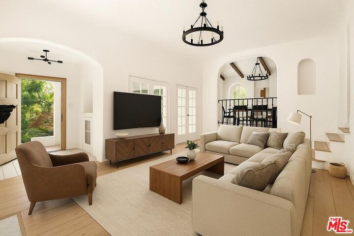 Property Photo:  8061 Woodland Ln  CA 90046 