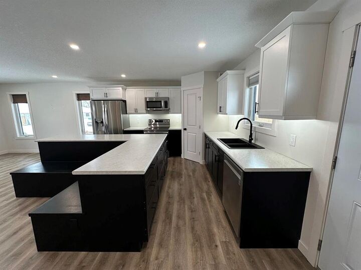 Property Photo:  20 Rey Avenue  MB R0J 1H0 