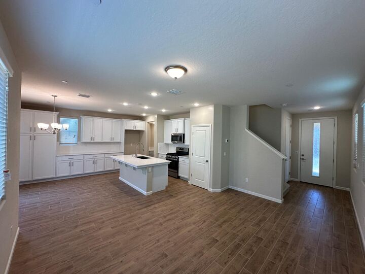 Property Photo: 1122 Elevations Way W CA 93636