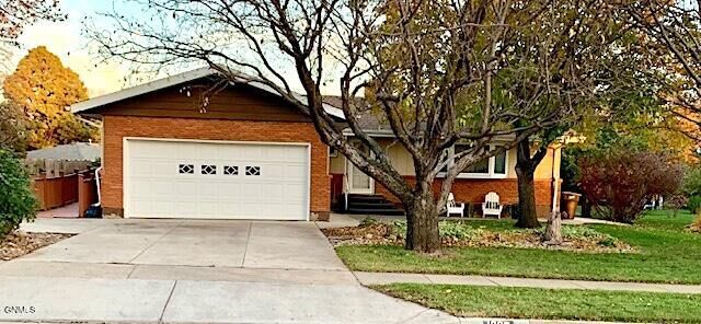 Property Photo:  1005 Highland Acres Road W  ND 58501 