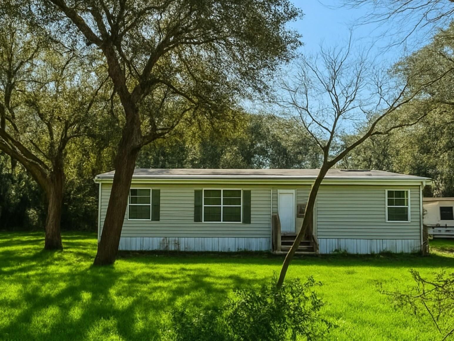 Property Photo: 14640 NE 149th Lane FL 32134