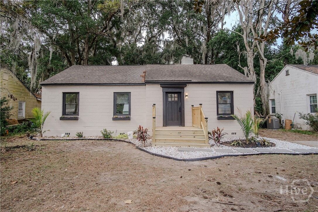 Property Photo: 9 Oleander Avenue GA 31401