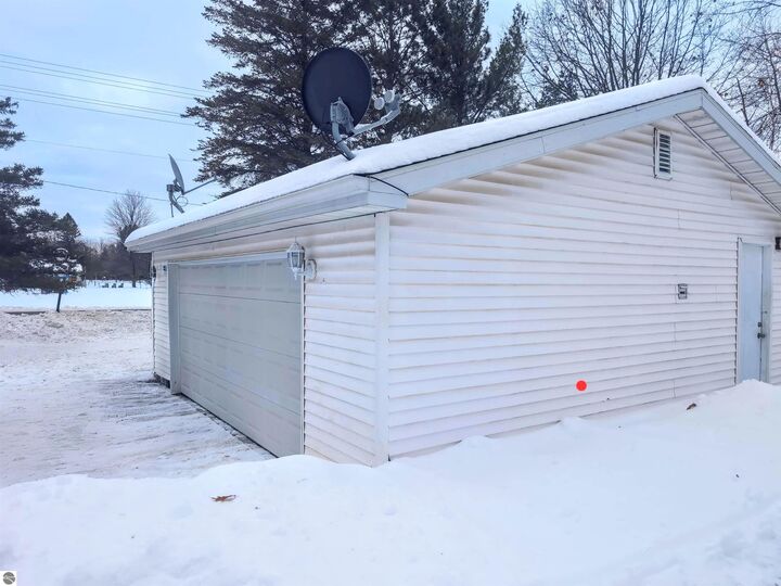 Property Photo: 11990 E Pickard Road MI 48858