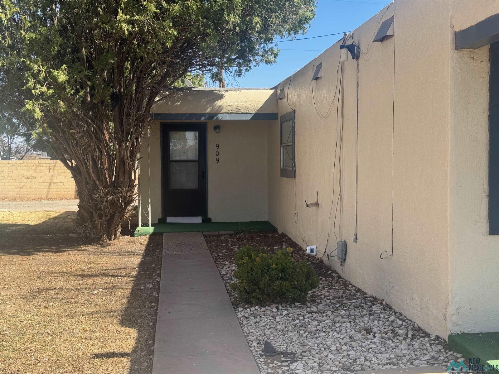 Property Photo: 909 S 10th Street Court Court NM 88210