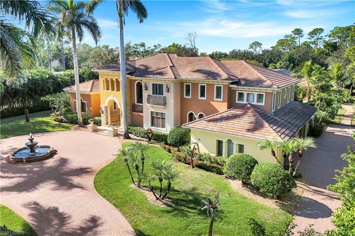 Property Photo: 683 Hickory Rd FL 34108