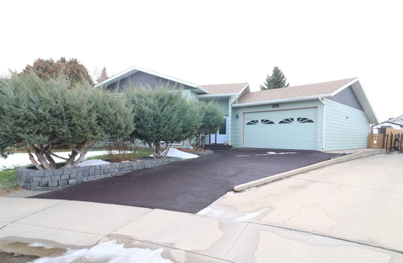 Property Photo:  4706 Heirloom Crescent  AB T1G 1A3 