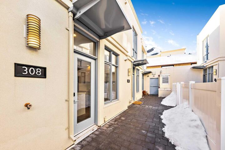 Property Photo: 1611 28 Avenue SW 308 AB T2T 1J5